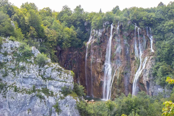 Wasserfall im Nationalpark Plitvicer Seen — Stockfoto
