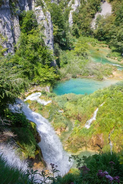 Cascades dans le parc national des Lacs de Plitvice — Photo