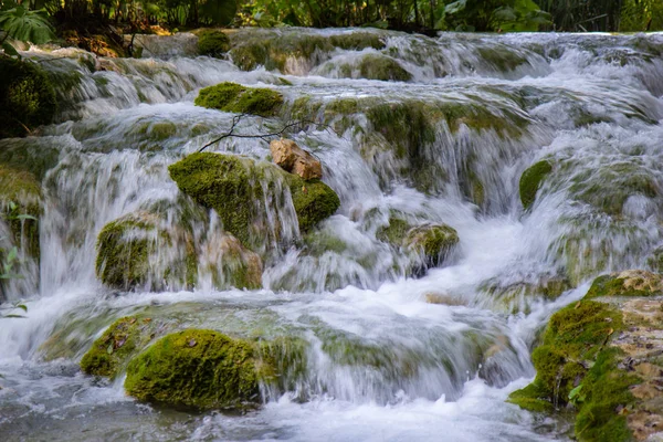 Vodopády v národním parku Plitvická jezera — Stock fotografie