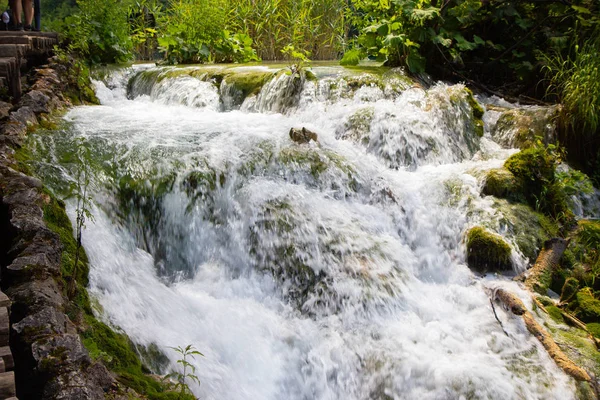 Cachoeiras no Parque Nacional dos Lagos Plitvice — Fotografia de Stock