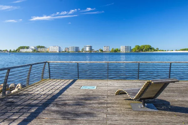 Molo in legno con sedie a Heiligenhafen — Foto Stock