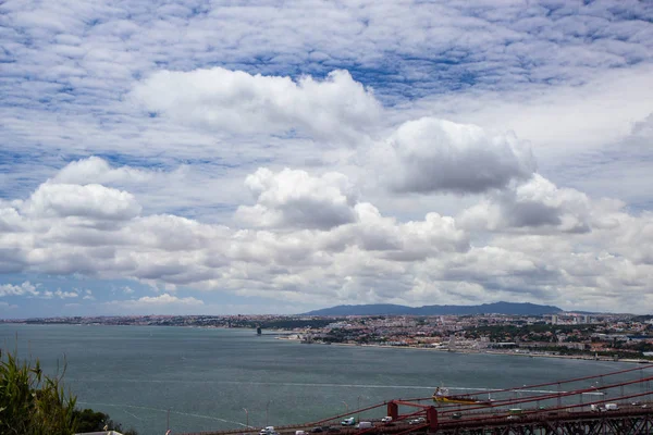 Flygfoto över Lissabon city från motsatta sidan av floden Tejo — Stockfoto