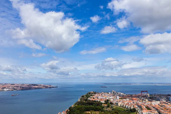 Flygfoto över Lissabon city från motsatta sidan av floden Tejo — Stockfoto