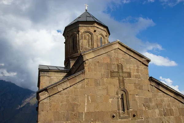 Gergeti kerk in de buurt van Shigatse, Stepantsminda, Georgia — Stockfoto