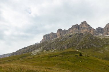 sisli bir günde, South Tyrol Dolomites dağlarının görünümü