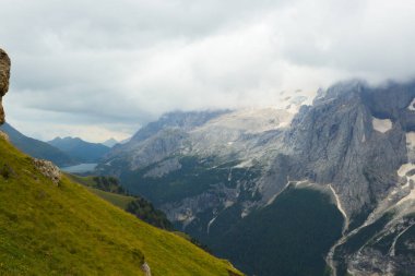 sisli bir günde, South Tyrol Dolomites dağlarının görünümü