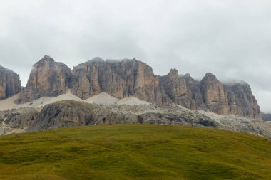 sisli bir günde, South Tyrol Dolomites dağlarının görünümü