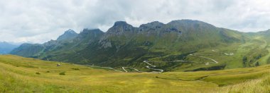 sisli bir günde, South Tyrol Dolomites dağlarının görünümü