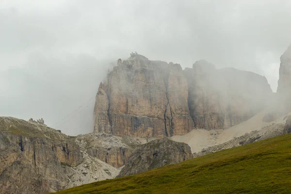 Pohled z hory Dolomity na mlžný den, Jižní Tyrolsko — Stock fotografie