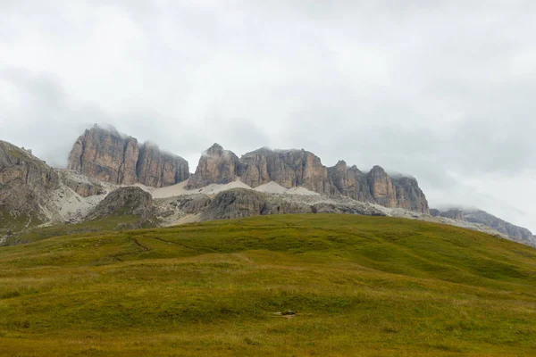 Kilátás a Dolomitok hegyeire egy ködös napon, Dél-Tirol — Stock Fotó