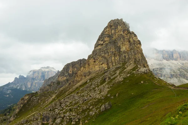 안개가 하루, 남쪽 티 롤에 Dolomites 산의 보기 — 스톡 사진