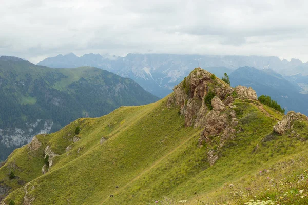 Sisli bir günde, South Tyrol Dolomites dağlarının görünümü — Stok fotoğraf
