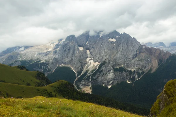 Uitzicht op de Dolomieten bergen op een mistige dag, Zuid-Tirol — Stockfoto