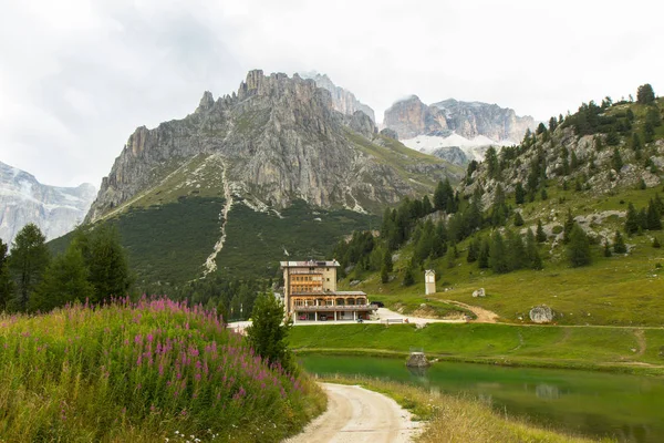 Sisli bir günde, South Tyrol Dolomites dağlarının görünümü — Stok fotoğraf