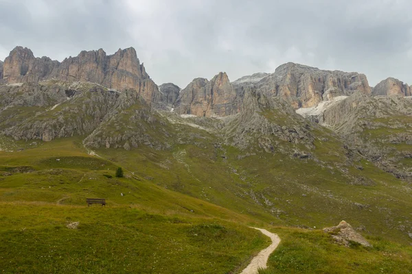 Utsikt över Dolomiterna bergen på en dimmig dag, Sydtyrolen — Stockfoto