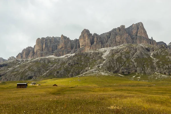 Uitzicht op de Dolomieten bergen op een mistige dag, Zuid-Tirol — Stockfoto