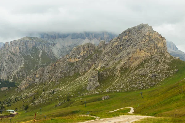 Pohled z hory Dolomity na mlžný den, Jižní Tyrolsko — Stock fotografie