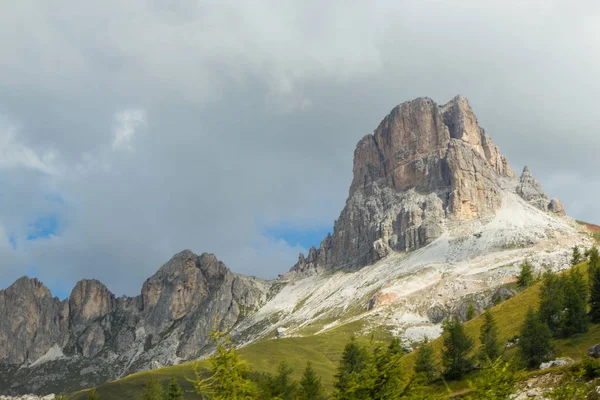 Utsikt över Dolomiterna bergen på en dimmig dag, Sydtyrolen — Stockfoto