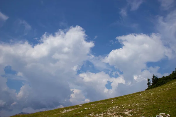 从 Velika Planina 欣赏斯洛文尼亚阿尔卑斯山的景色 — 图库照片