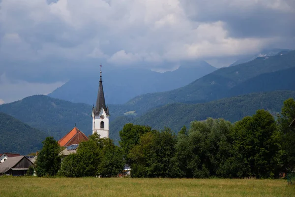 Vista da pequena igreja rural na Eslovénia — Fotografia de Stock