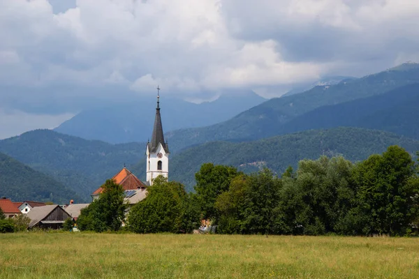 Utsikt över små landsbygdens kyrkan i Slovenien — Stockfoto