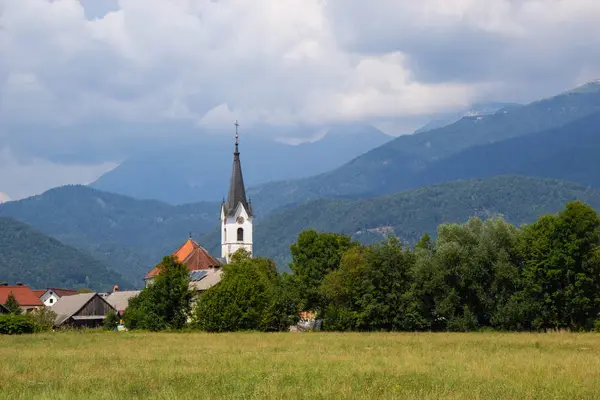 Vista da pequena igreja rural na Eslovénia — Fotografia de Stock