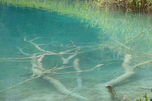 Águas turquesa do Parque Nacional dos Lagos de Plitvice, na Croácia — Fotografia de Stock