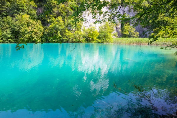 Águas turquesa do Parque Nacional dos Lagos de Plitvice, na Croácia — Fotografia de Stock