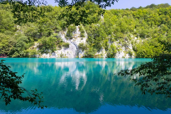 Бирюзовые воды национального парка Плитвицкие озера в Хорватии — стоковое фото