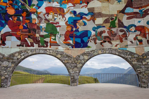 Monumento a la amistad georgiana rusa. Autopista militar georgiana. Georgia, Gudauri . —  Fotos de Stock