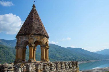 Ananuri kalede karmaşık cauacasian dağlar, Georgia