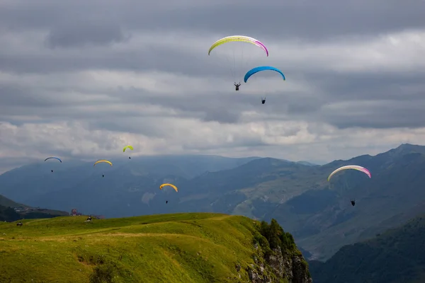 Paragliding in Gudauri Recreational Area in the Greater Caucasus mountains — Stock Photo, Image