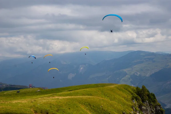 Paragliding in Gudauri Recreational Area in the Greater Caucasus mountains — Stock Photo, Image