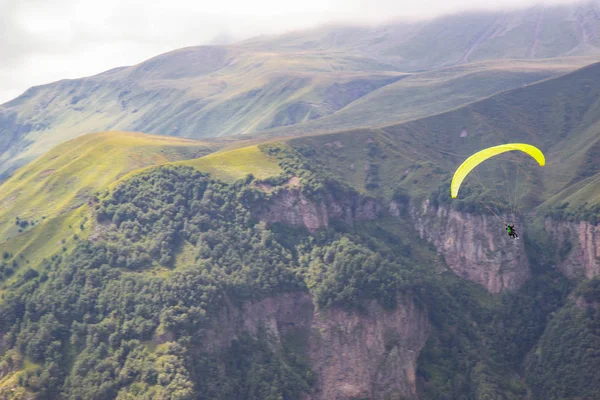 Paragliding in Gudauri Recreational Area in the Greater Caucasus mountains — Stock Photo, Image