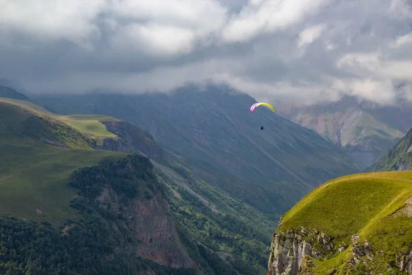 Paragliding in Gudauri Recreational Area in the Greater Caucasus mountains — Stock Photo, Image