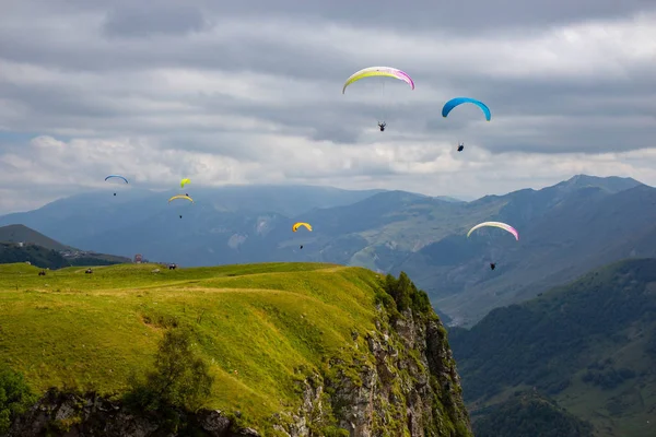 Gleitschirmfliegen im Erholungsgebiet Gudauri im Großkaukasus — Stockfoto