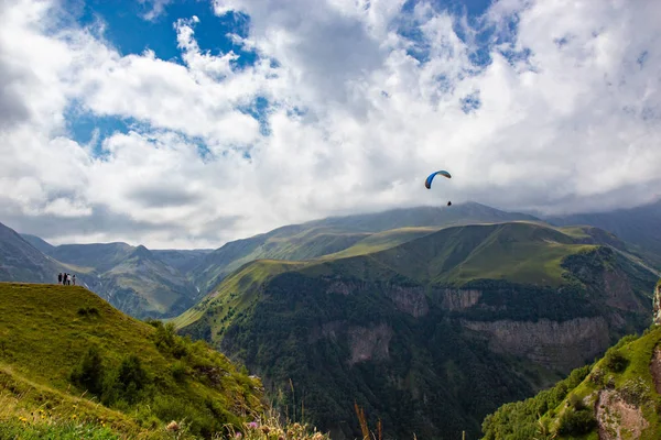 Paragliding in Gudauri Recreational Area in the Greater Caucasus mountains — Stock Photo, Image