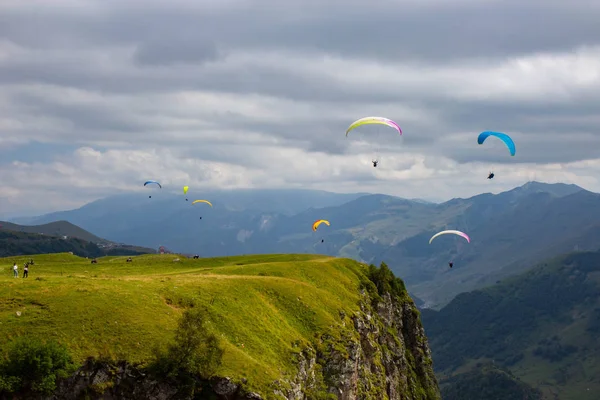 Parapente en el área recreativa de Gudauri en las montañas del Cáucaso —  Fotos de Stock