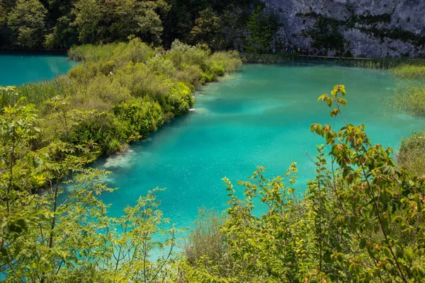 Бирюзовые воды национального парка Плитвицкие озера в Хорватии — стоковое фото