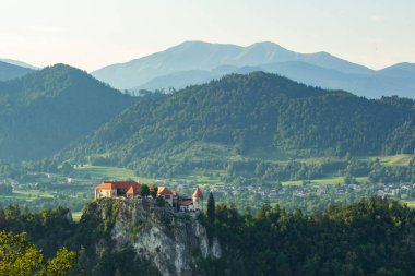Bled Gölü üzerindeki ünlü kalenin görünümü, Slovenya