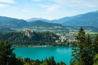 Bled Gölü üzerindeki ünlü kalenin görünümü, Slovenya