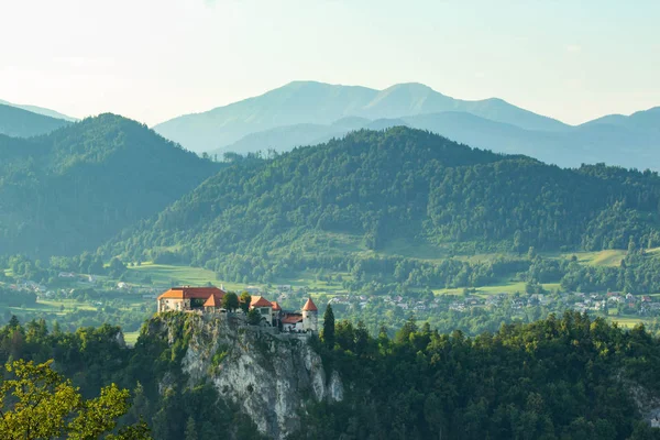 Blick auf die berühmte Burg über dem ausblutenden See, Slowenien — Stockfoto