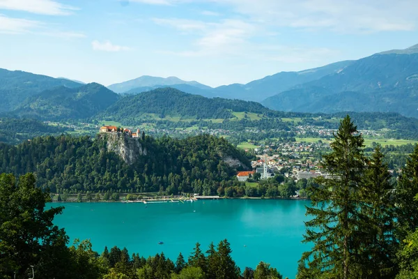 Vedere a faimosului castel deasupra lacului Bled, Slovenia — Fotografie, imagine de stoc