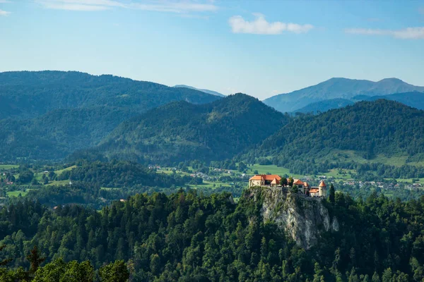 Utsikt över det berömda slottet ovanför Bled-sjön, Slovenien — Stockfoto