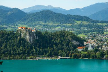 Bled Gölü üzerindeki ünlü kalenin görünümü, Slovenya