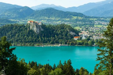 Bled Gölü üzerindeki ünlü kalenin görünümü, Slovenya