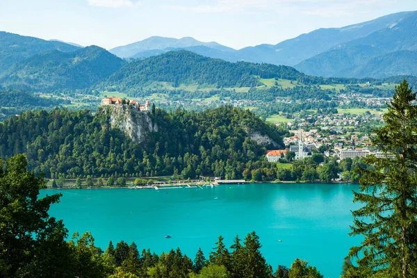 Vista del famoso castillo sobre el lago Bled, Eslovenia —  Fotos de Stock