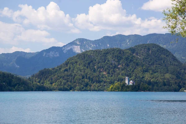 Kilátás a híres Bledi-tóra Júliai-Alpokban, Szlovénia — Stock Fotó