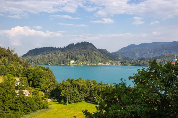 Julian Alps ünlü göl Bled görünümü, Slovenya — Stok fotoğraf