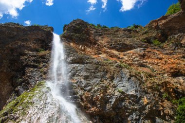 Rinka Şelalesi, Logar Vadisi'nde bir şelaledir.,